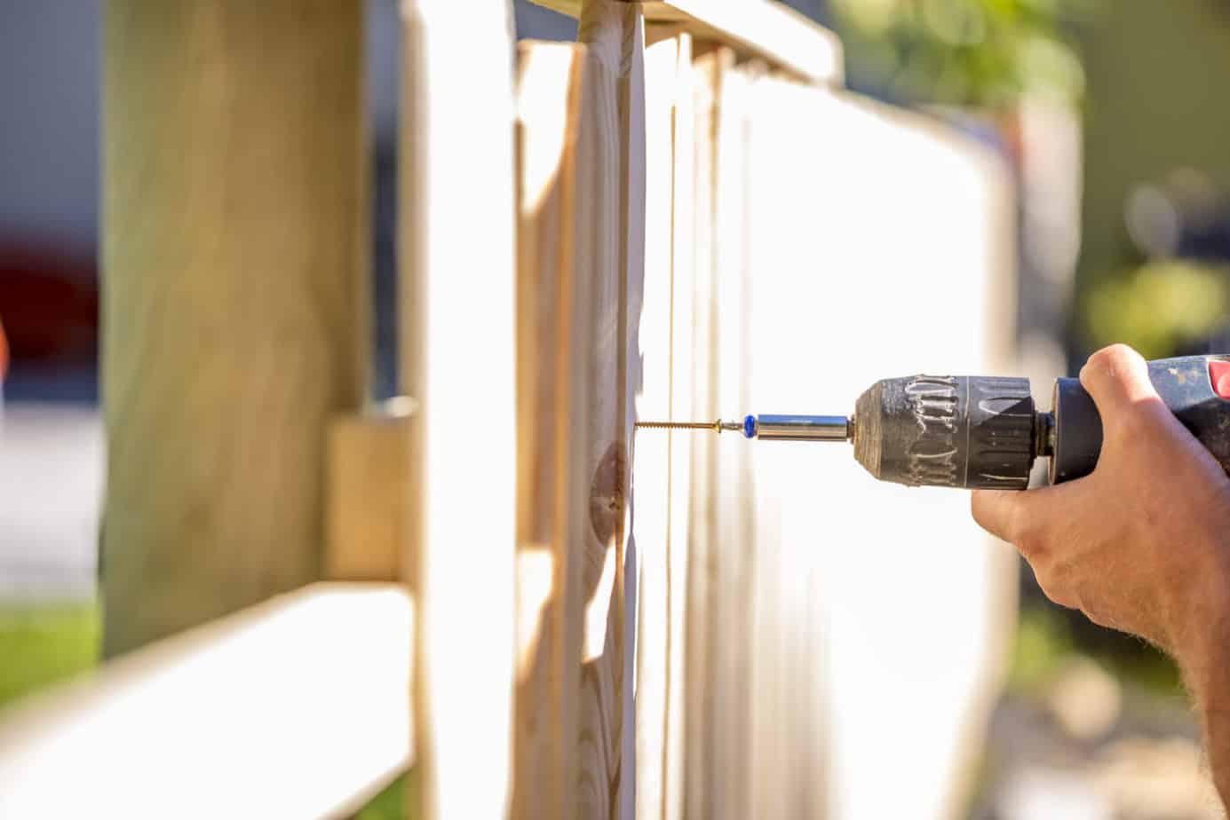 Here’s How to Use a Live Tree as a Fence Post – Fence Frenzy